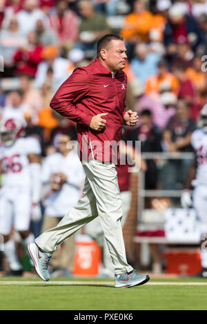 Ottobre 20, 2018: Butch Jones Alabama Crimson Tide offensiva degli analisti e ex capo allenatore del Tennessee volontari durante il NCAA Football gioco tra la University of Tennessee volontari e la University of Alabama Crimson Tide a Knoxville, TN Tim Gangloff/CSM Foto Stock