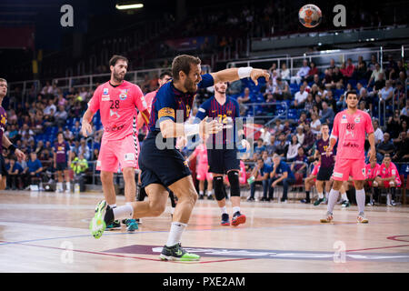 Il 21 ottobre 2018, Palau Blaugrana, Barcellona, Spagna; Liga Asobal pallamano; FC Barcelona Lassa rispetto a BM Sinfin; Victor Tomas del FC Barcelona tenta di cliente Foto Stock