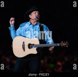 South Bend, Indiana, Stati Uniti d'America. Xx oct, 2018. GARTH BROOKS fa storia ed esegue in primo luogo pieno di stand-alone di concerto al Notre Dame Stadium di South Bend, Indiana per un sold out folla di 84.000 persone il 20 ottobre 2018. Credito: Lora di oliva ZUMA/filo/Alamy Live News Foto Stock