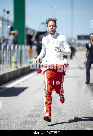 Austin, Texas, Stati Uniti d'America. Xxi oct, 2018. Il driver tedesco Sebastian Vettel (Scuderia Ferrari) in esecuzione per la sua auto prima della Formula Uno il Gran Premio degli Stati Uniti. Credito: Hoss McBain/ZUMA filo/Alamy Live News Foto Stock