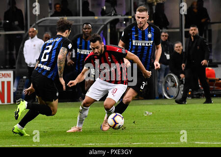 Hakan Çalhanoglu (Milan) durante la Serie A TIM partita di calcio tra FC Internazionale Milano e AC Milano Stadio Giuseppe Meazza su 21 Ottobre, 2018 di Milano, Italia. Foto Stock