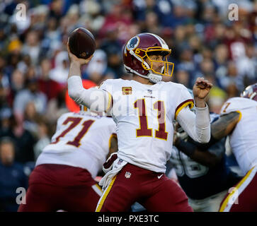 Landover, MD, Stati Uniti d'America. Xxi oct, 2018. Washington Redskins QB #11 Alex Smith passa il calcio durante un NFL partita di calcio tra Washington Redskins e Dallas Cowboys a FedEx in campo Landover, MD. Justin Cooper/CSM/Alamy Live News Foto Stock