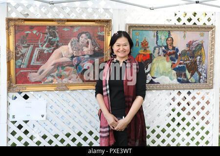 Beverly Hills, in California, Stati Uniti d'America. 20 ottobre, 2018. Cino-americano artista Xia Li, con due dei suoi dipinti dal suo 'Dream Series' sul display al Beverly Hills Art Show di Beverly Hills, la California il 20 ottobre 2018. Li è noto per la sua rappresentazione di donne forti figure nei suoi dipinti e il suo stile unico che combina la tradizionale Inchiostro Cinese Pittura con contemporaneo Western ritrattistica. Nella sua opera, sta cercando di creare un nuovo linguaggio visivo per esprimere l'essenza della cultura cinese che è moderno e inclusiva. Sheri Determan/Alamy Live News Foto Stock