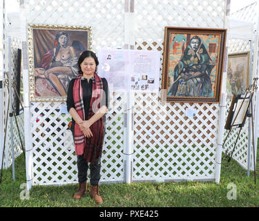 Beverly Hills, in California, Stati Uniti d'America. 20 ottobre, 2018. Cino-americano artista Xia Li con due dipinti dal suo 'Dream Series' al Beverly Hills Art Show di Beverly Hills, la California il 20 ottobre 2018. Li è noto per la sua rappresentazione di donne forti figure nei suoi dipinti e il suo stile unico che combina la tradizionale Inchiostro Cinese Pittura con contemporaneo Western ritrattistica. Nella sua opera, sta cercando di creare un nuovo linguaggio visivo per esprimere l'essenza della cultura cinese che è moderno e inclusivo, che rappresenta la diversità della cultura odierna. Sheri Determan/Alamy Live News Foto Stock