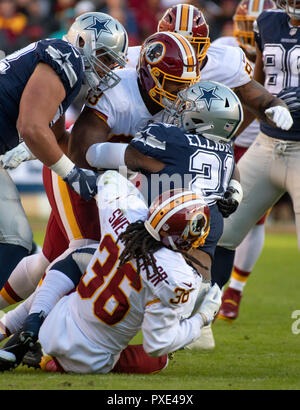 Dallas Cowboys running back Ezechiele Elliott (21) è pista-affrontato da Washington Redskins libero di sicurezza D.J. Swearinger (36), estremità difensiva Jonathan Allen (93) e linebacker Preston Smith (94) nel primo trimestre azione a FedEx in campo Landover, Maryland, domenica 21 ottobre, 2018. Credito: Ron Sachs/CNP | Utilizzo di tutto il mondo Foto Stock