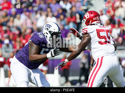 Waco, Texas, Stati Uniti d'America. Xx oct, 2018. TCU cornuto rane offensivo affrontare Austin Myers (56) va al blocco Oklahoma Sooners defensive lineman Kenneth Mann (55) durante la seconda metà del NCAA partita di calcio tra la Oklahoma Sooners e della TCU cornuto rane a Amon G. Carter a Waco, Texas. Matthew Lynch/CSM/Alamy Live News Foto Stock