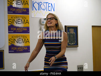 Tucson, Arizona, Stati Uniti. Xxi oct, 2018. Democratici Kyrsten Sinema campagne per il Senato degli Stati Uniti sede in Arizona. Ha tenuto un raduno per i suoi sostenitori all'Unione IBEW Hall di Tucson in Arizona. Credito: Christopher Brown/ZUMA filo/Alamy Live News Foto Stock