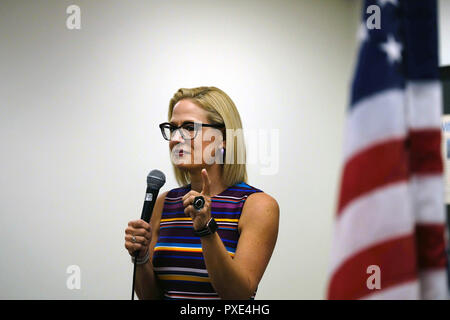 Tucson, Arizona, Stati Uniti. Xxi oct, 2018. Democratici Kyrsten Sinema campagne per il Senato degli Stati Uniti sede in Arizona. Ha tenuto un raduno per i suoi sostenitori all'Unione IBEW Hall di Tucson in Arizona. Credito: Christopher Brown/ZUMA filo/Alamy Live News Foto Stock