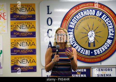 Tucson, Arizona, Stati Uniti. Xxi oct, 2018. Democratici Kyrsten Sinema campagne per il Senato degli Stati Uniti sede in Arizona. Ha tenuto un raduno per i suoi sostenitori all'Unione IBEW Hall di Tucson in Arizona. Credito: Christopher Brown/ZUMA filo/Alamy Live News Foto Stock