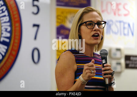 Tucson, Arizona, Stati Uniti. Xxi oct, 2018. Democratici Kyrsten Sinema campagne per il Senato degli Stati Uniti sede in Arizona. Ha tenuto un raduno per i suoi sostenitori all'Unione IBEW Hall di Tucson in Arizona. Credito: Christopher Brown/ZUMA filo/Alamy Live News Foto Stock