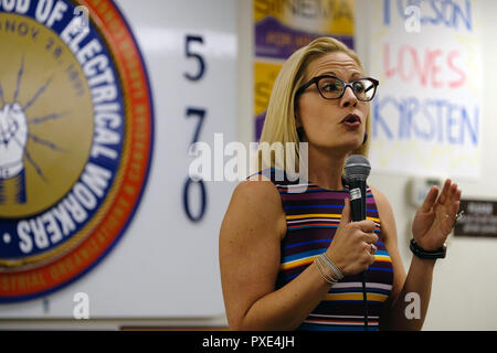 Tucson, Arizona, Stati Uniti. Xxi oct, 2018. Democratici Kyrsten Sinema campagne per il Senato degli Stati Uniti sede in Arizona. Ha tenuto un raduno per i suoi sostenitori all'Unione IBEW Hall di Tucson in Arizona. Credito: Christopher Brown/ZUMA filo/Alamy Live News Foto Stock