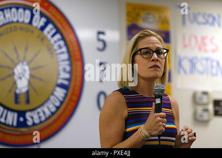 Tucson, Arizona, Stati Uniti. Xxi oct, 2018. Democratici Kyrsten Sinema campagne per il Senato degli Stati Uniti sede in Arizona. Ha tenuto un raduno per i suoi sostenitori all'Unione IBEW Hall di Tucson in Arizona. Credito: Christopher Brown/ZUMA filo/Alamy Live News Foto Stock