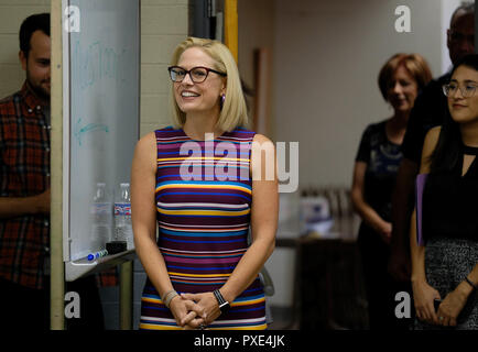 Tucson, Arizona, Stati Uniti. Xxi oct, 2018. Democratici Kyrsten Sinema campagne per il Senato degli Stati Uniti sede in Arizona. Ha tenuto un raduno per i suoi sostenitori all'Unione IBEW Hall di Tucson in Arizona. Credito: Christopher Brown/ZUMA filo/Alamy Live News Foto Stock