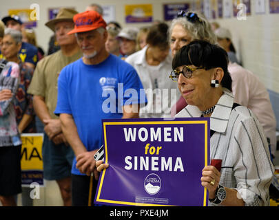 Tucson, Arizona, Stati Uniti. Xxi oct, 2018. Democratici Kyrsten Sinema campagne per il Senato degli Stati Uniti sede in Arizona. Ha tenuto un raduno per i suoi sostenitori all'Unione IBEW Hall di Tucson in Arizona. Credito: Christopher Brown/ZUMA filo/Alamy Live News Foto Stock