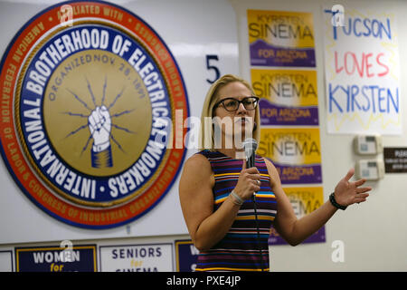 Tucson, Arizona, Stati Uniti. Xxi oct, 2018. Democratici Kyrsten Sinema campagne per il Senato degli Stati Uniti sede in Arizona. Ha tenuto un raduno per i suoi sostenitori all'Unione IBEW Hall di Tucson in Arizona. Credito: Christopher Brown/ZUMA filo/Alamy Live News Foto Stock