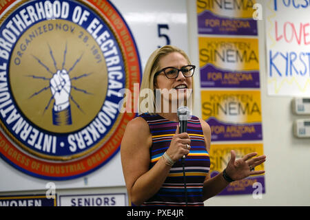 Tucson, Arizona, Stati Uniti. Xxi oct, 2018. Democratici Kyrsten Sinema campagne per il Senato degli Stati Uniti sede in Arizona. Ha tenuto un raduno per i suoi sostenitori all'Unione IBEW Hall di Tucson in Arizona. Credito: Christopher Brown/ZUMA filo/Alamy Live News Foto Stock