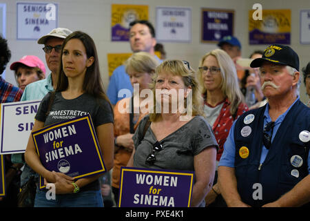 Tucson, Arizona, Stati Uniti. Xxi oct, 2018. Democratici Kyrsten Sinema campagne per il Senato degli Stati Uniti sede in Arizona. Ha tenuto un raduno per i suoi sostenitori all'Unione IBEW Hall di Tucson in Arizona. Credito: Christopher Brown/ZUMA filo/Alamy Live News Foto Stock