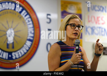 Tucson, Arizona, Stati Uniti. Xxi oct, 2018. Democratici Kyrsten Sinema campagne per il Senato degli Stati Uniti sede in Arizona. Ha tenuto un raduno per i suoi sostenitori all'Unione IBEW Hall di Tucson in Arizona. Credito: Christopher Brown/ZUMA filo/Alamy Live News Foto Stock