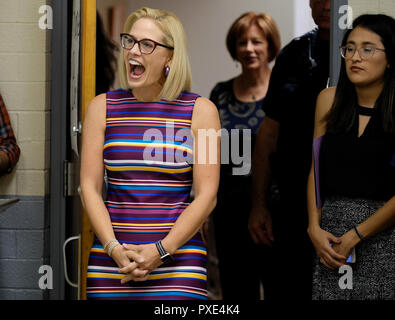 Tucson, Arizona, Stati Uniti. Xxi oct, 2018. Democratici Kyrsten Sinema campagne per il Senato degli Stati Uniti sede in Arizona. Ha tenuto un raduno per i suoi sostenitori all'Unione IBEW Hall di Tucson in Arizona. Credito: Christopher Brown/ZUMA filo/Alamy Live News Foto Stock