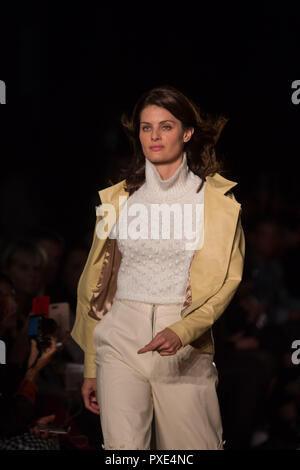 Sao Paulo, Sao Paulo, Brasile. Xxi oct, 2018. Lilly Sarti sfilata con la collezione 2019 durante l'N46 edizione del Sao Paulo Fashion Week (SPFW), in Sao Paulo, Brasile. Credito: Paulo Lopes/ZUMA filo/Alamy Live News Foto Stock