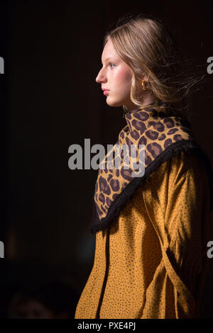 Sao Paulo, Sao Paulo, Brasile. Xxi oct, 2018. Lilly Sarti sfilata con la collezione 2019 durante l'N46 edizione del Sao Paulo Fashion Week (SPFW), in Sao Paulo, Brasile. Credito: Paulo Lopes/ZUMA filo/Alamy Live News Foto Stock