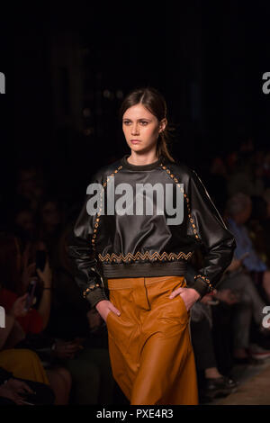 Sao Paulo, Sao Paulo, Brasile. Xxi oct, 2018. Lilly Sarti sfilata con la collezione 2019 durante l'N46 edizione del Sao Paulo Fashion Week (SPFW), in Sao Paulo, Brasile. Credito: Paulo Lopes/ZUMA filo/Alamy Live News Foto Stock