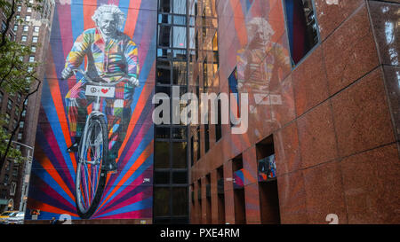 Manhattan, New York, Stati Uniti d'America. 21 ott 2018. Il lavoro dell'artista brasiliano Eduardo Kobra onori Albert Einstein sull'isola di Manhattan a New York in Stati Uniti questa Domenica, 21. (Foto: WILLIAM VOLCOV/BRASILE PHOTO PRESS) Credito: Brasile Photo Press/Alamy Live News Foto Stock