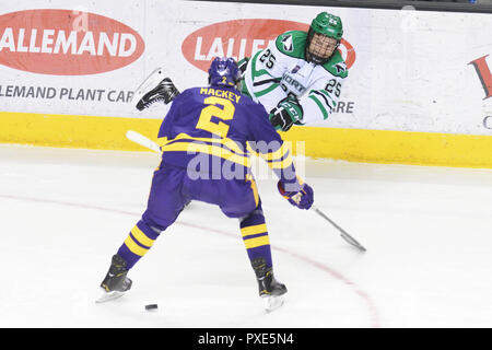 Ottobre 20, 2018 North Dakota combattimenti in avanti falchi Joel Janatuinen (25) incendi a passare tra le gambe del Minnesota non conformisti defenceman Connor Mackey (2) durante un degli uomini del NCAA college hockey gioco tra il Minnesota non conformisti e le università del Nord Dakota falchi di combattimento a Ralph Engelstad Arena di Grand Forks, ND. Il Dakota del Nord ha vinto 4-3. Foto di Russell Hons/CSM Foto Stock