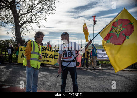 Poco Plumpton, Flyde, Lancashire, Regno Unito. Xx oct, 2018. Un maggiordomo e un manifestante sono visti avente una chat prima di marzo.manifestanti dal Regno Unito scese sul piccolo villaggio di Little Plumpton per protestare contro la decisione presa di recente per la Cuadrilla sito frack a Preston New Road per riprendere. Il controverso sito è stato incontrato feroce con il gioco tra i denti e la disapprovazione dai residenti locali a quelli in posizioni elevate di governo. Credito: Stewart Kirby SOPA/images/ZUMA filo/Alamy Live News Foto Stock