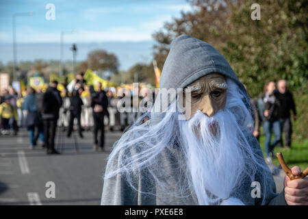 Poco Plumpton, Flyde, Lancashire, Regno Unito. Xx oct, 2018. Un manifestante è visto indossare un uomo vecchio maschera durante il mese di marzo.manifestanti dal Regno Unito scese sul piccolo villaggio di Little Plumpton per protestare contro la decisione presa di recente per la Cuadrilla sito frack a Preston New Road per riprendere. Il controverso sito è stato incontrato feroce con il gioco tra i denti e la disapprovazione dai residenti locali a quelli in posizioni elevate di governo. Credito: Stewart Kirby SOPA/images/ZUMA filo/Alamy Live News Foto Stock