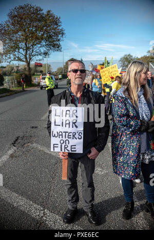 Poco Plumpton, Flyde, Lancashire, Regno Unito. Xx oct, 2018. Un manifestante è visto tenendo in mano un cartello prima del mese di marzo.manifestanti dal Regno Unito scese sul piccolo villaggio di Little Plumpton per protestare contro la decisione presa di recente per la Cuadrilla sito frack a Preston New Road per riprendere. Il controverso sito è stato incontrato feroce con il gioco tra i denti e la disapprovazione dai residenti locali a quelli in posizioni elevate di governo. Credito: Stewart Kirby SOPA/images/ZUMA filo/Alamy Live News Foto Stock