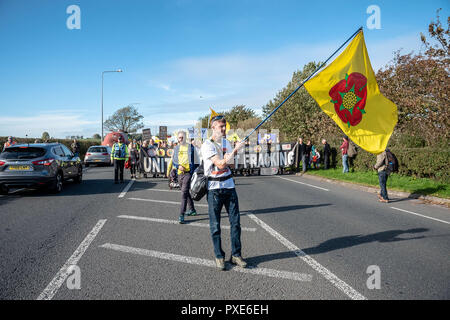 Poco Plumpton, Flyde, Lancashire, Regno Unito. Xx oct, 2018. Un manifestante è visto sventolare una bandiera all'inizio di marzo.manifestanti dal Regno Unito scese sul piccolo villaggio di Little Plumpton per protestare contro la decisione presa di recente per la Cuadrilla sito frack a Preston New Road per riprendere. Il controverso sito è stato incontrato feroce con il gioco tra i denti e la disapprovazione dai residenti locali a quelli in posizioni elevate di governo. Credito: Stewart Kirby SOPA/images/ZUMA filo/Alamy Live News Foto Stock