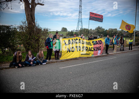 Un gruppo di dimostranti sono visti tenendo un banner, segni e bandiere prima del mese di marzo. I dimostranti provenienti dal Regno Unito è sceso su il piccolo villaggio di Little Plumpton per protestare contro la decisione presa di recente per la Cuadrilla sito frack a Preston New Road per riprendere. Il controverso sito è stato incontrato feroce con il gioco tra i denti e la disapprovazione dai residenti locali a quelli in posizioni elevate di governo. Foto Stock