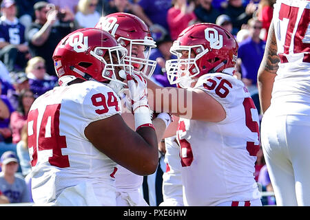 Oklahoma Sooners fullback Carson Meier (45) Si ritiene che le catture di un pass per un touchdown come egli celebra con Oklahoma Sooners offensive lineman Creed Humphrey (56) durante l'Oklahoma Sooners in corrispondenza della TCU cornuto rane in un NCAA Football gioco al Amon G. Carter Stadium, Fort Worth Texas. 10/20/18.Manny Flores/Cal Sport Media) Foto Stock