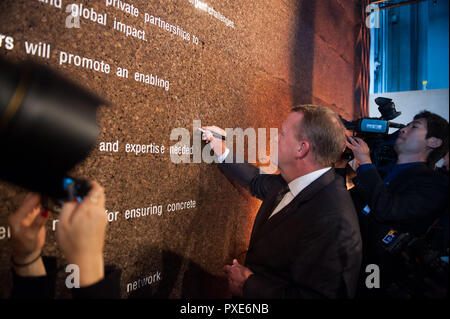 Primo Ministro danese Lars Lokke Rasmussen ha accolto con favore la firma di un impegno di Copenaghen come un modo per accelerare l'azione, i partenariati e le soluzioni, durante il P4G Vertice di Copenaghen 2018 nel Danish Radio Concert Hall. Foto Stock