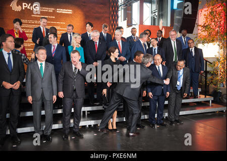 Il principe ereditario Frederik e la Principessa Maria ha salutato dal ministro degli Affari Esteri, il Bangladesh ha Abul Hassan Mahmood Ali durante la foto di famiglia al P4G Vertice di Copenaghen 2018 nel Danish Radio Concert Hall. Foto Stock