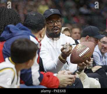 Denver, Colorado, Stati Uniti d'America. Xxi oct, 2018. Denver Broncos OLB VON MILLER, segni un calcio con i compagni di team per Rocky la mascotte di buttare in stand durante la 2a. La metà presso il Pepsi Center domenica notte. Le Pepite Beat the Warriors 100-98. Credito: Hector Acevedo/ZUMA filo/Alamy Live News Foto Stock