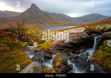 Spettacolare alba oltre il maestoso Ogwen Valley e recognizasble Tryfan di montagna nel Parco Nazionale di Snowdonia, Conwy, Galles popolare per passeggiate Foto Stock