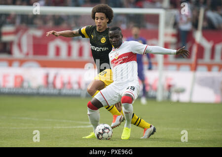 Stoccarda, Deutschland. Xx oct, 2018. Axel Witsel (sinistra) versus Chadrac AKOLO (S), azione, duelli, calcio prima Bundesliga, ottava giornata VfB Stuttgart (S) - Borussia Dortmund (DO) 0: 4, su 20.10.2018 a Stoccarda/Germania. € | Utilizzo di credito in tutto il mondo: dpa/Alamy Live News Foto Stock