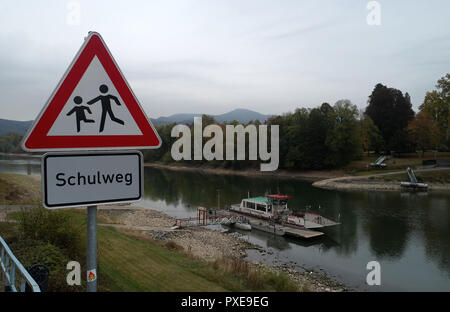 Rolandswerth, Germania. 15 ottobre, 2018. Il traghetto, che normalmente impiega gli alunni alla scuola di grammatica sul Reno isola di Nonnenwerth, è saldamente ormeggiata sulla riva a causa del basso livello dell'acqua. La scuola è al momento. Credito: Thomas Frey/dpa/Alamy Live News Foto Stock