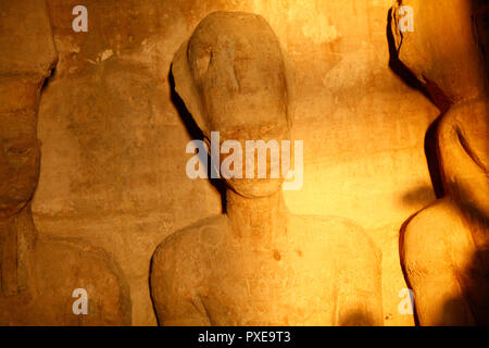 Aswan, Egitto. 22 ottobre, 2018. La scultura del re Ramses II (C) è illuminato da un raggio di luce del sole durante il Sun Festival presso il grande tempio di Abu Simbel in Aswan, Egitto, ad Ottobre 22, 2018. Durante il Festival di Sun, folle raccogliere prima di sunrise per osservare la luce del sole illuminando la scultura del re Ramses II, che si verifica due volte in un anno e rappresenta il suo compleanno e incoronazione rispettivamente. Credito: Ahmed Gomaa/Xinhua/Alamy Live News Foto Stock