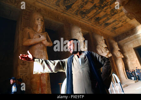 Aswan, Egitto. 22 ottobre, 2018. Turisti visitano il Grande Tempio di Abu Simbel durante il Festival di Sun, che coincide anche con la commemorazione del cinquantesimo anniversario del tempio di salvataggio da annegamento, in Aswan, Egitto, ad Ottobre 22, 2018. Durante il Festival di Sun, folle raccogliere prima di sunrise per osservare la luce del sole illuminando la scultura del re Ramses II, che si verifica due volte in un anno e rappresenta il suo compleanno e incoronazione rispettivamente. Credito: Ahmed Gomaa/Xinhua/Alamy Live News Foto Stock