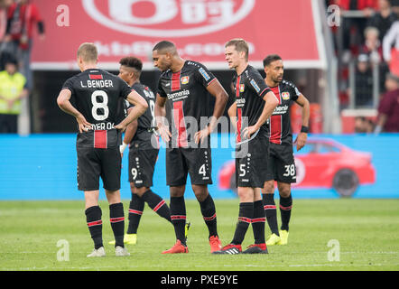 Da sinistra a destra Lars BENDER (LEV), Jonathan TAH (LV), Sven BENDER (LEV) deluso dopo la partita di calcio, 1.Bundesliga, 8.Spieltag, Bayer 04 Leverkusen (LEV) - Hannover 96 (H), 20.10. 2018 a Leverkusen / Germania. ## DFL regolamenti vietano qualsiasi uso di fotografie come sequenze di immagini e / o quasi-video ## | Utilizzo di tutto il mondo Foto Stock