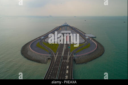 Hong Kong. Xiii oct, 2018. Aerail foto scattata su 13 Ottobre, 2018 mostra l'isola artificiale di Hong Kong sezione di Hong Kong-Zhuhai-ponte di Macao a Hong Kong, Cina del sud. La Hong Kong-Zhuhai-ponte di Macao è quello di essere ufficialmente aperto al traffico su 24 Ottobre, integrare ulteriormente le città del Pearl River Delta. Credito: Lui Siu Wai/Xinhua/Alamy Live News Foto Stock