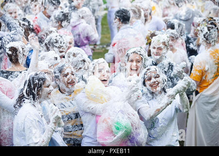 St Andrews Fife, Scozia 22 ottobre 2018. St Andrews studenti celebrando una vecchia tradizione chiamato Raisen lunedì un tradizionale rituale che si svolge ogni anno in cui gli studenti coprire ogni altro in schiuma. © Richard Newton / Alamy Live News Foto Stock