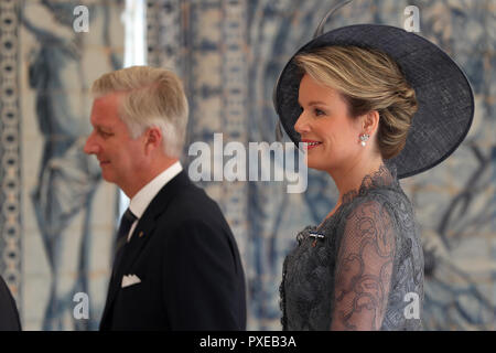 Lisbona, Portogallo. 22 ottobre, 2018. Regina Mathilde del Belgio (R ) e il re Filippo del Belgio durante il loro incontro con il Portogallo del Presidente di Marcelo Rebelo de Sousa presso il palazzo di Belem a Lisbona, il 22 ottobre 2018, nel primo dei tre giorni di Royals visita di Stato in Portogallo. Credito: Pedro Fiuza/ZUMA filo/Alamy Live News Foto Stock