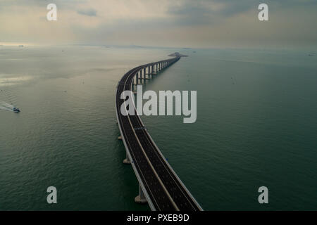 Hong Kong. Xiii oct, 2018. Aerail foto scattata su 13 Ottobre, 2018 mostra la Hong Kong sezione di Hong Kong-Zhuhai-ponte di Macao a Hong Kong, Cina del sud. La Hong Kong-Zhuhai-ponte di Macao è quello di essere ufficialmente aperto al traffico su 24 Ottobre, integrare ulteriormente le città del Pearl River Delta. Credito: Lui Siu Wai/Xinhua/Alamy Live News Foto Stock