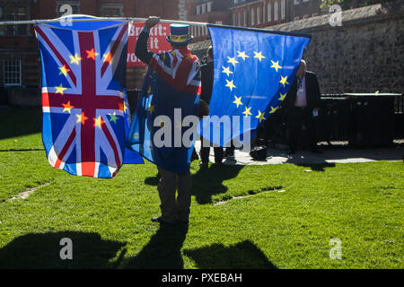 Londra REGNO UNITO. Il 22 ottobre 2018. Pro Europa manifestanti da (SODEM) Stand di Defiance Movimento Europeo che è stato avviato da Steve Bray nel 2017 continuano la loro protesta al di fuori del Parlamento come PM Theresa Maggio si trova di fronte a un possibile ribellione e di un voto di sfiducia su Brexit negoziati e una sfida di leadership Credit: amer ghazzal/Alamy Live News Credito: amer ghazzal/Alamy Live News Foto Stock