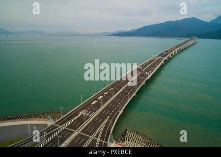 Hong Kong. Xiii oct, 2018. Aerail foto scattata su 13 Ottobre, 2018 mostra la Hong Kong sezione di Hong Kong-Zhuhai-ponte di Macao a Hong Kong, Cina del sud. La Hong Kong-Zhuhai-ponte di Macao è quello di essere ufficialmente aperto al traffico su 24 Ottobre, integrare ulteriormente le città del Pearl River Delta. Credito: Lui Siu Wai/Xinhua/Alamy Live News Foto Stock