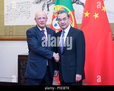 Pechino, Cina. 22 ottobre, 2018. Cinese il consigliere di Stato e Ministro degli Esteri Wang Yi (R) tiene colloqui con il Ministro degli Affari Esteri portoghese Augusto Santos Silva a Pechino Capitale della Cina, Ottobre 22, 2018. Credito: Zhai Jianlan/Xinhua/Alamy Live News Foto Stock